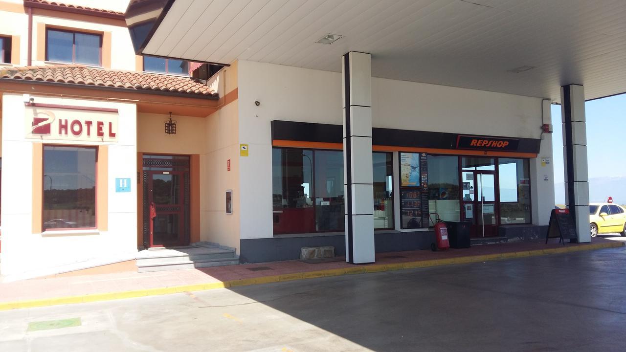 Area De Servicio Los Cerrillos Peraleda de la Mata Exterior photo